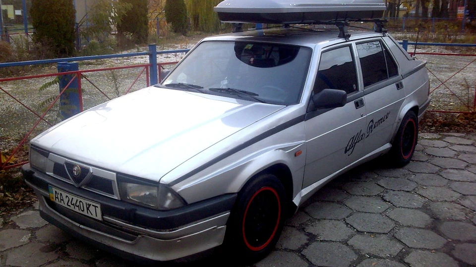 Alfa Romeo 75 2