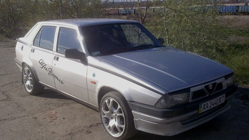 Alfa Romeo 75 4