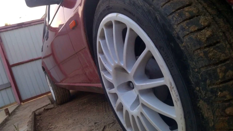 Alfa Romeo 75 2