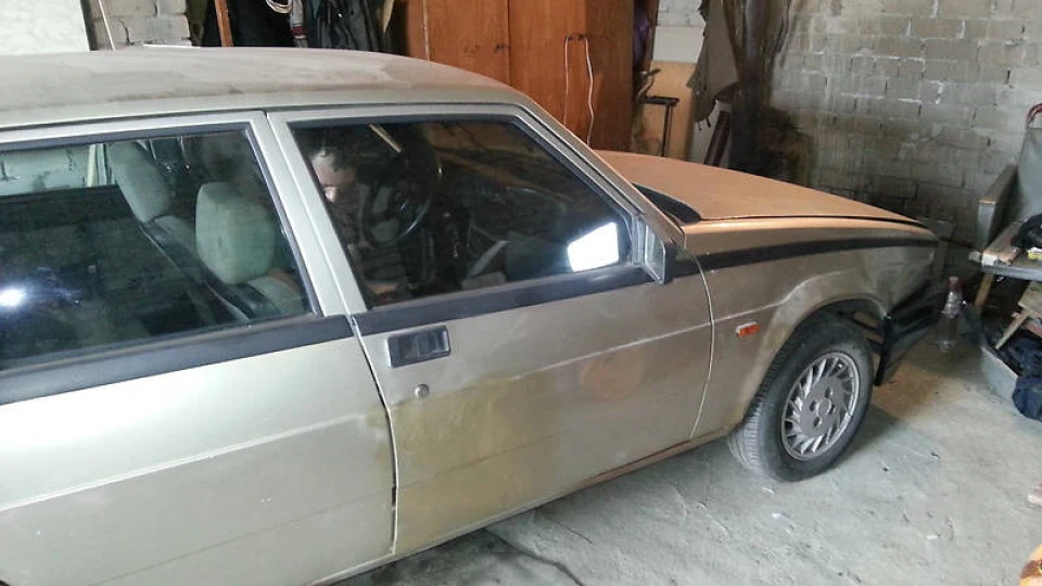 Alfa Romeo 75 2