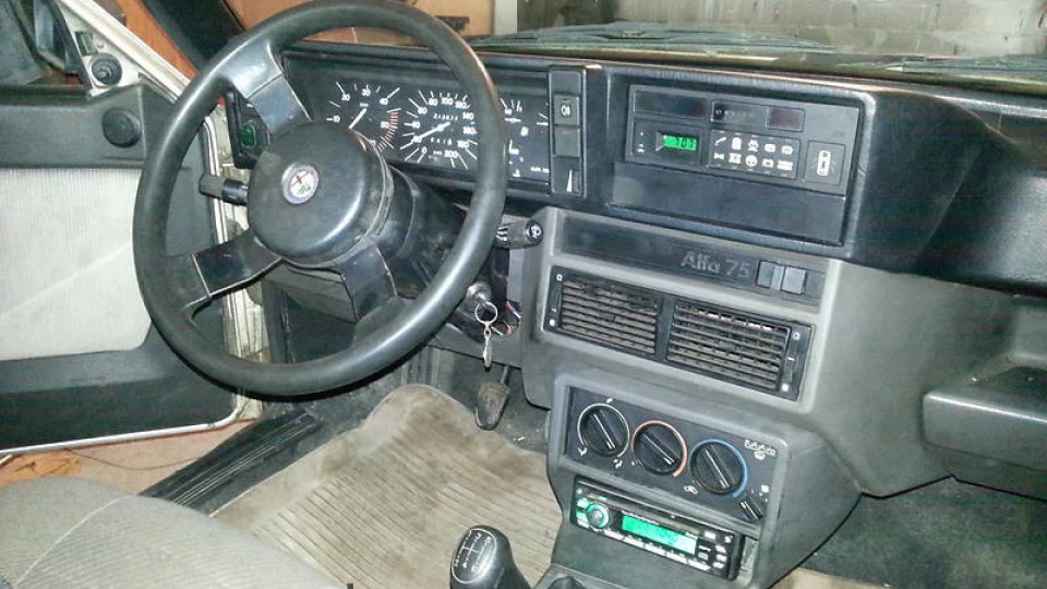 Alfa Romeo 75 5