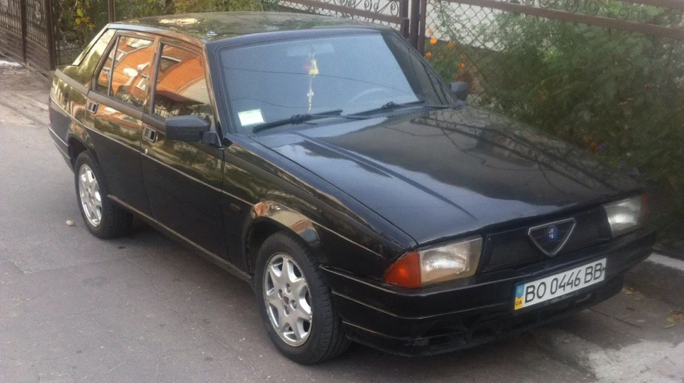 Alfa Romeo 75 2