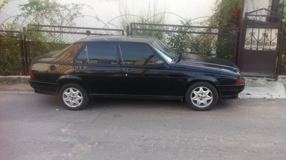 Alfa Romeo 75 4