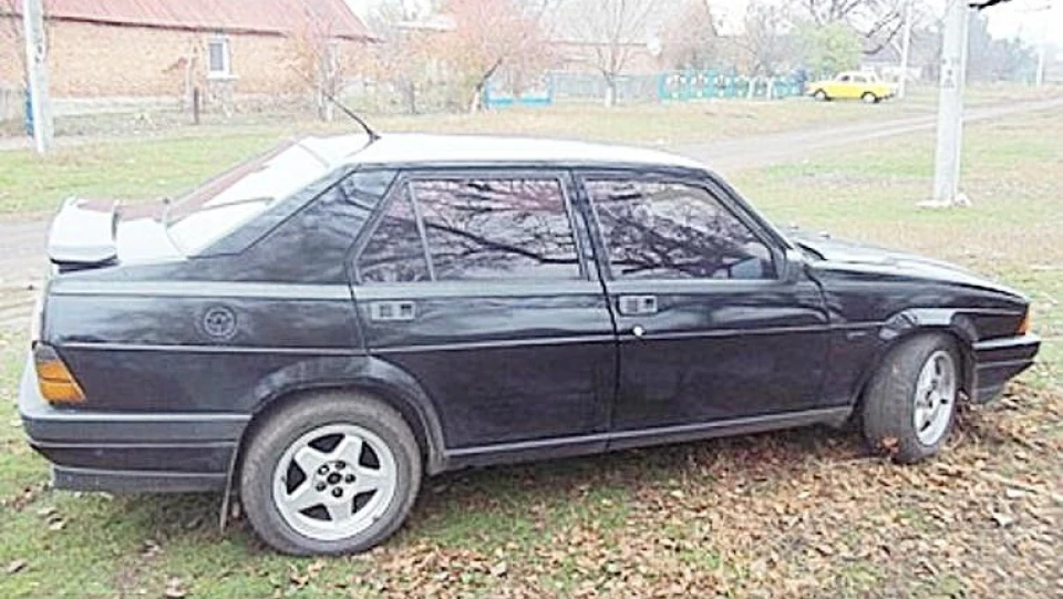 Alfa Romeo 75 2