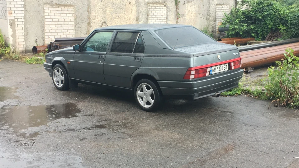 Alfa Romeo 75 Істрибувач мені в ангар