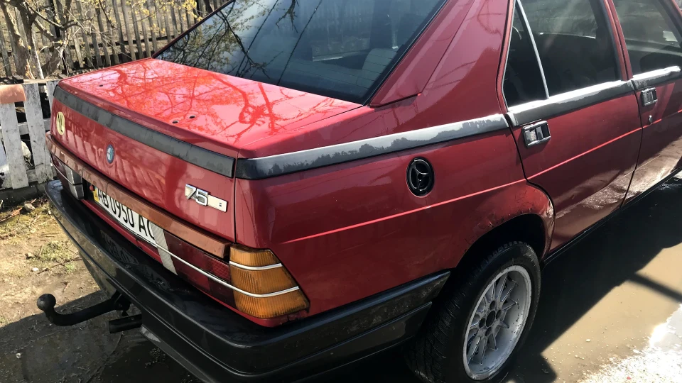 Alfa Romeo 75 Червоний