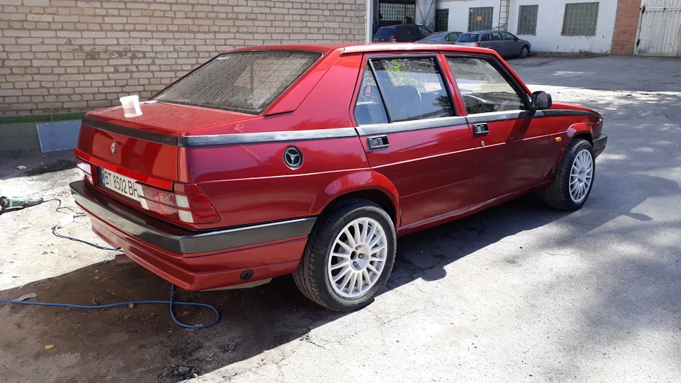 Alfa Romeo 75 Signora Rossa 2