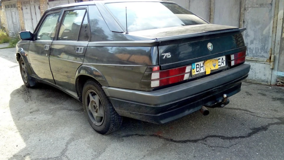 Alfa Romeo 75 спортивний седан 2
