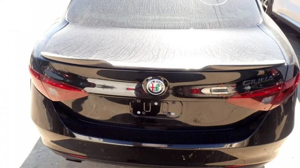 Alfa Romeo Giulia чорнява Юлька