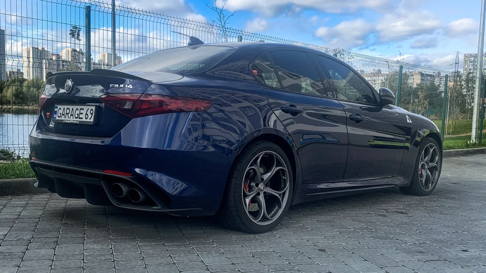 Alfa Romeo Giulia PornoFOGLIO 2