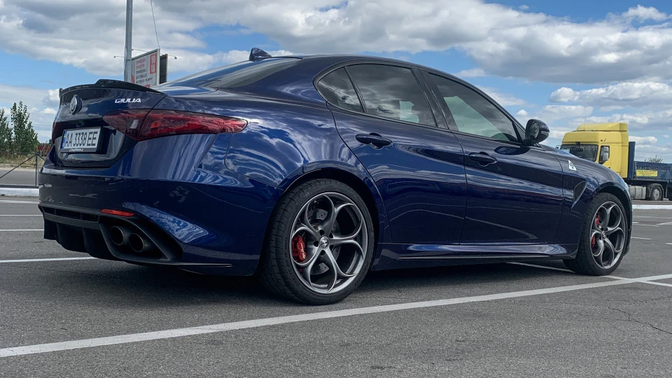 Alfa Romeo Giulia PornoFOGLIO 5