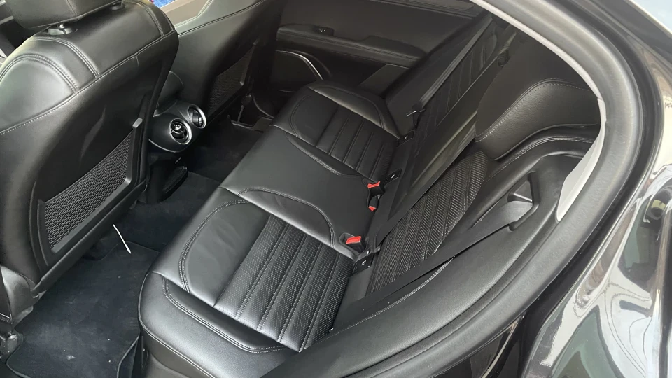 Alfa Romeo Stelvio 4