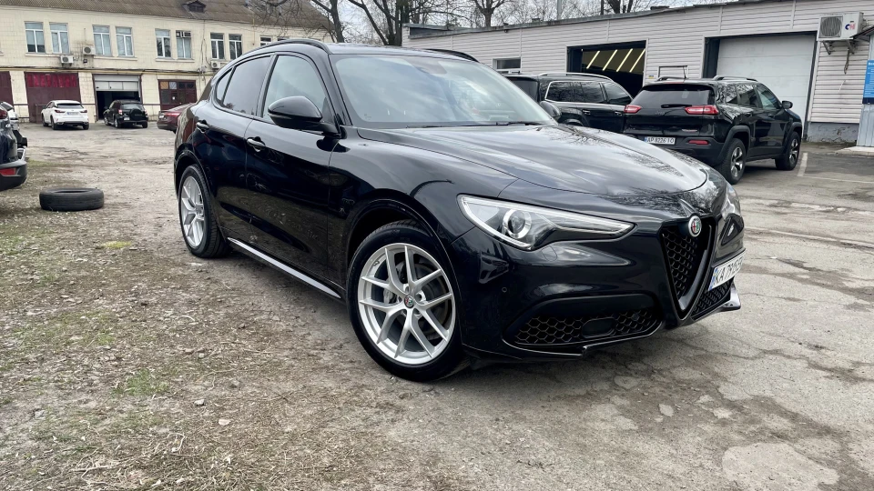 Alfa Romeo Stelvio 5