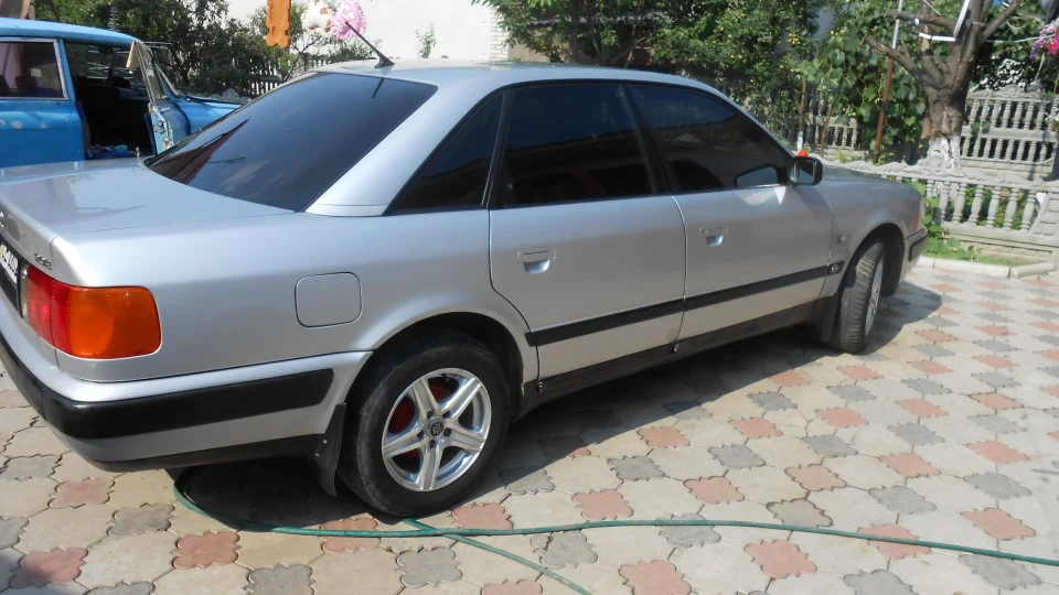Audi 100 2