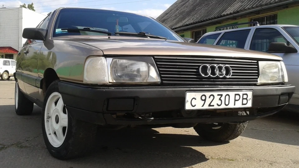 Audi 100 2