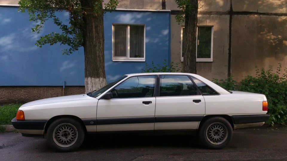 Audi 100 2