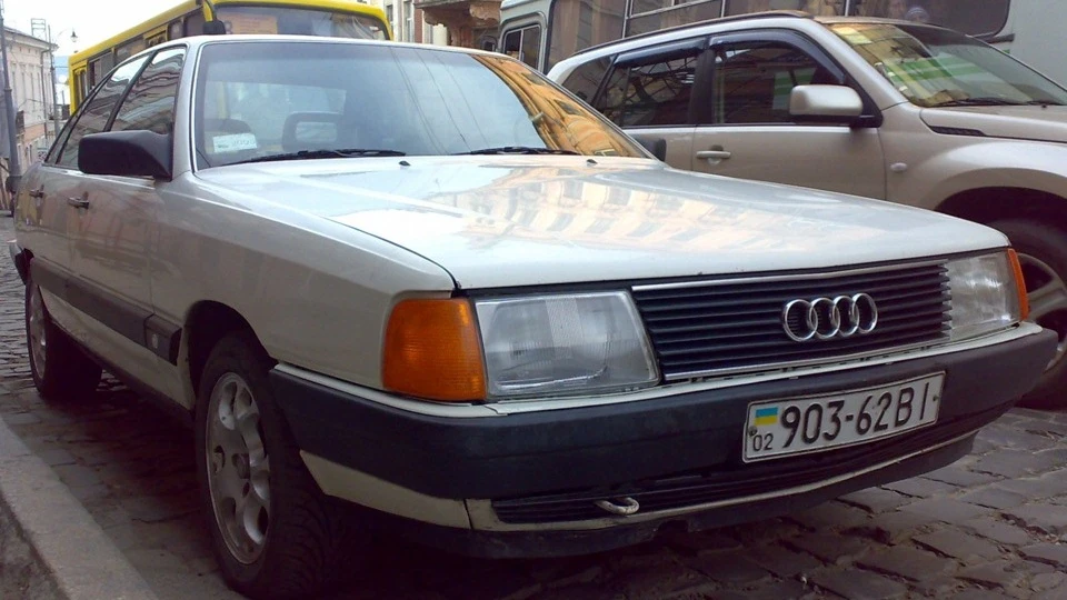 Audi 100 Білий кінь