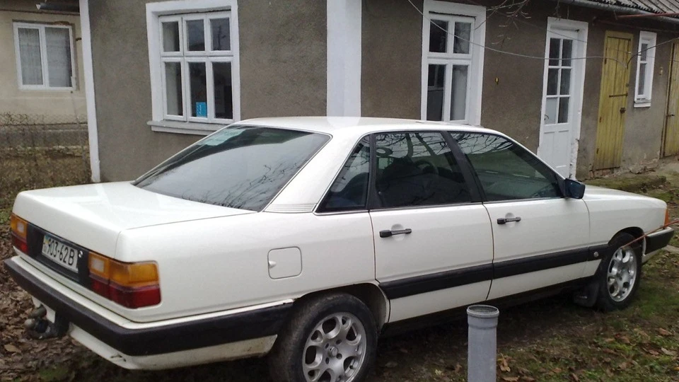 Audi 100 Білий кінь 3