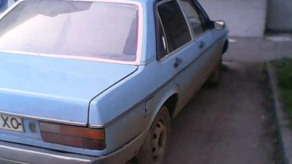 Audi 100 Blau Frau 3