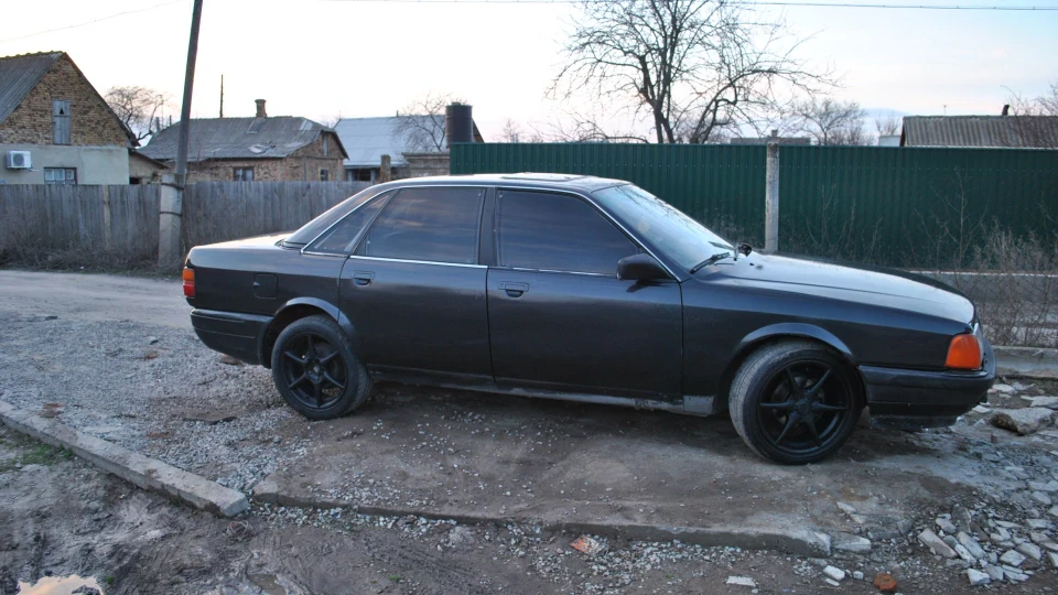 Audi 100 велика чорна 3