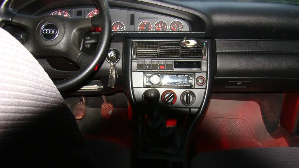 Audi 100 бордовий металік 4