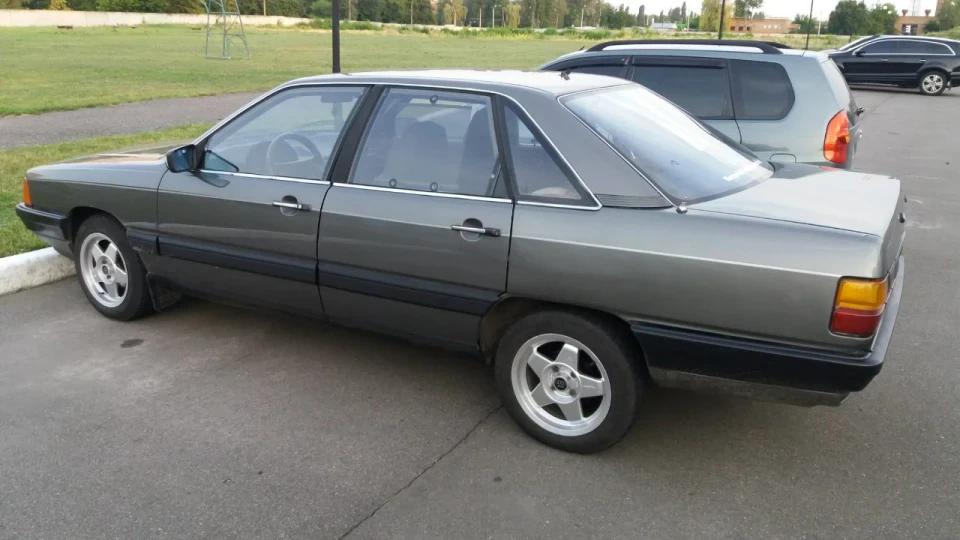 Audi 100 С3,1.8 бензин 2