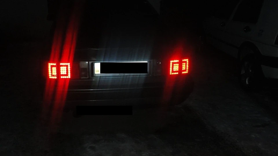 Audi 100 сіра 2