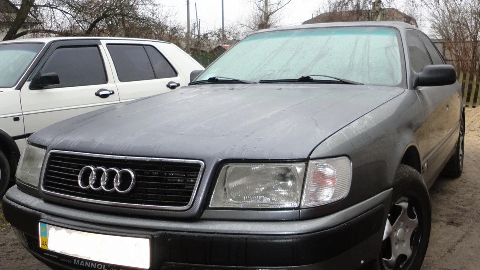 Audi 100 сіра 3