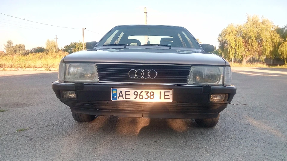 Audi 100 сірий металік
