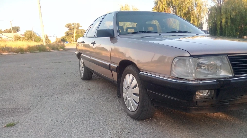 Audi 100 сірий металік 2