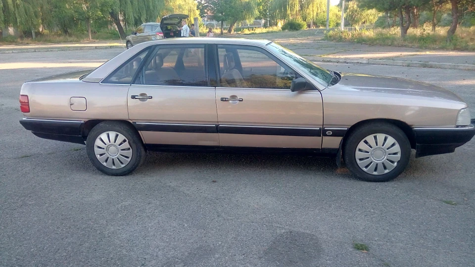 Audi 100 сірий металік 3