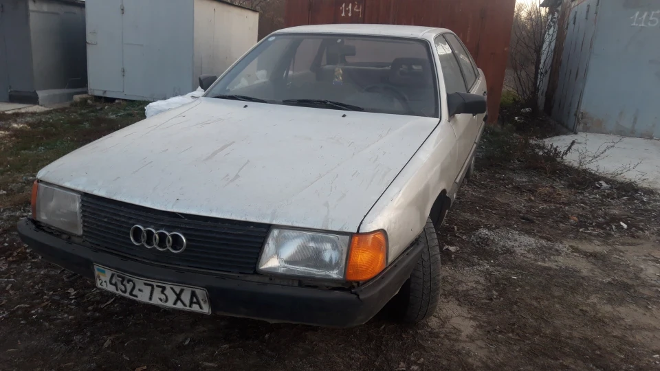Audi 100 SilverCar 3