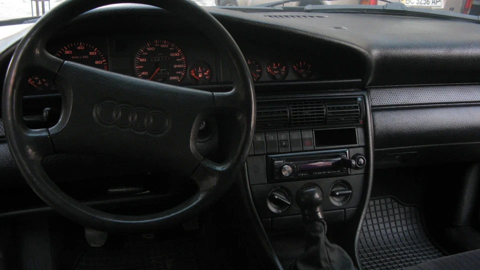 Audi 100 старенький бізнес-клас)