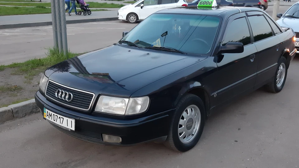 Audi 100 Темно-синій металік 3