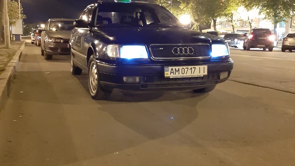 Audi 100 Темно-синій металік 4