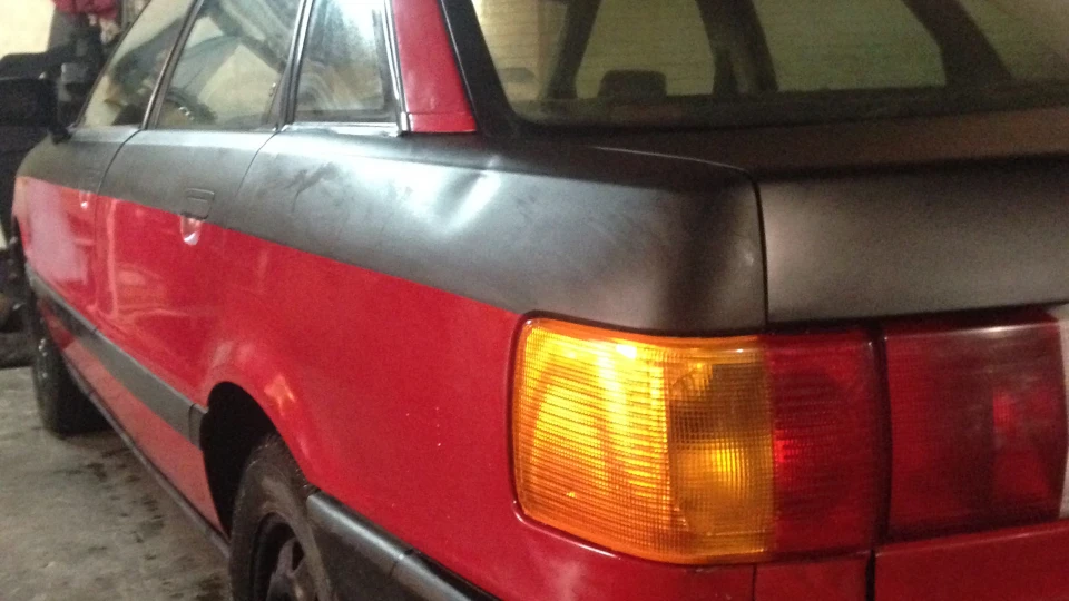 Audi 80 Чорно-червоний дракончик) 3