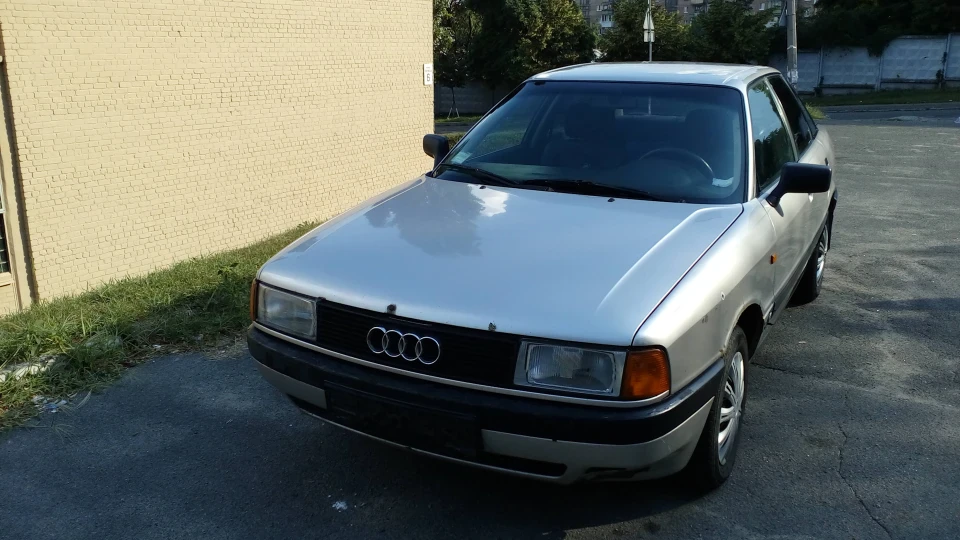 Audi 80 сірий мустанг 1.8 UA 5