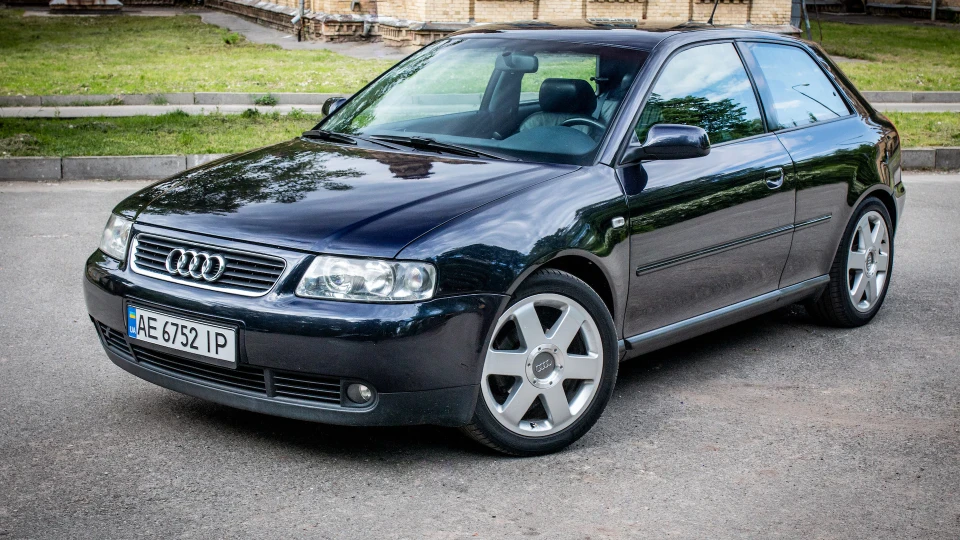 Audi A3 Колір настрою синій) 3