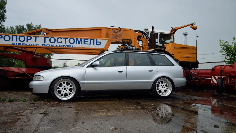 Audi A4 Avant Barn with snails Low 2