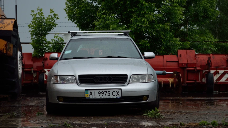Audi A4 Avant Barn with snails Low 3