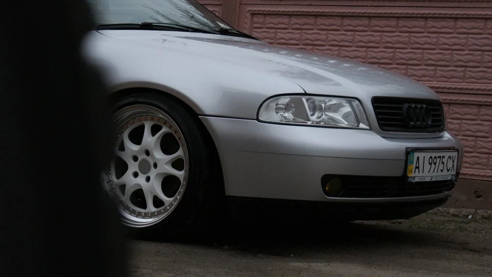 Audi A4 Avant Barn with snails Low 4