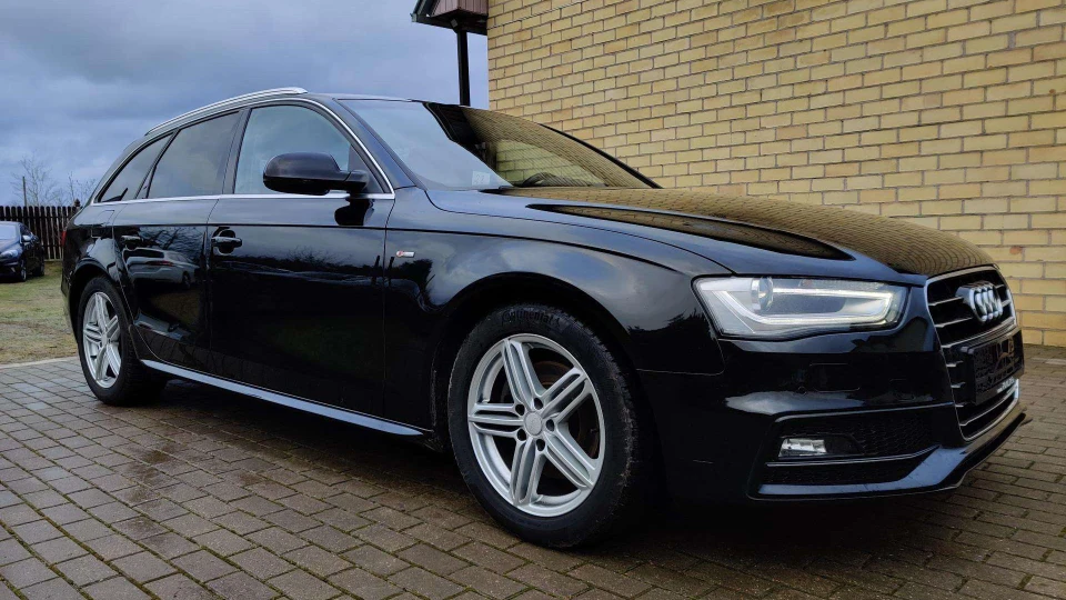 Audi A4 Avant S-Line Ultra 2
