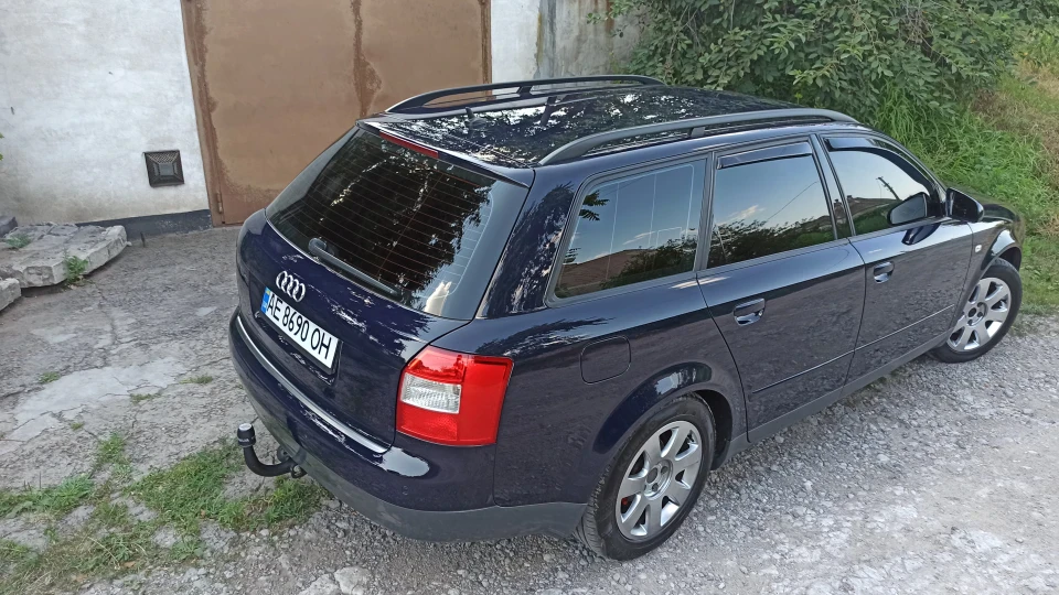 Audi A4 Avant Синій