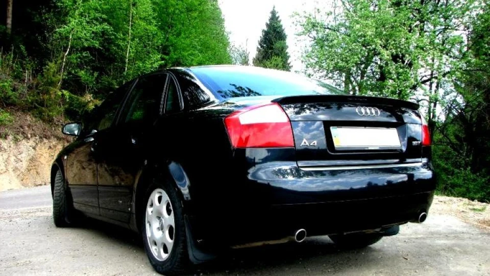 Audi A4 1.8 Т чорний 3