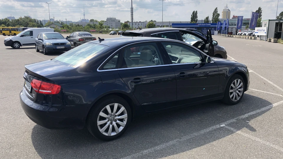 Audi A4 2.0T quattro 2