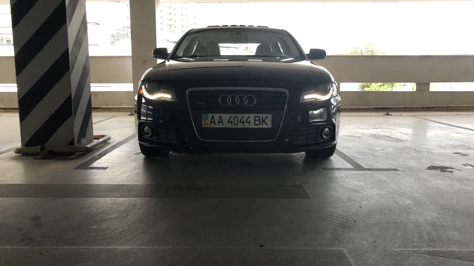 Audi A4 2.0T quattro 4