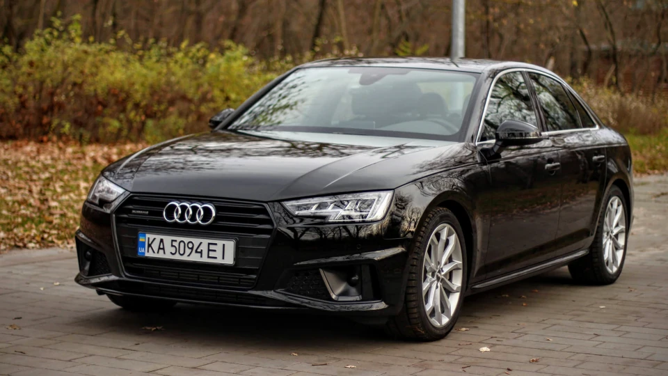 Audi A4 45 TFSI (2.0T) quattro 4