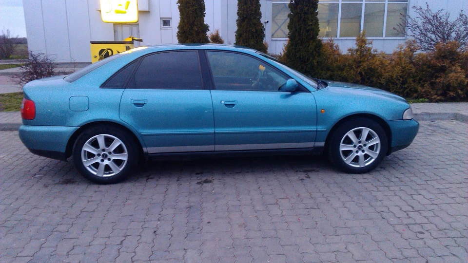 Audi A4 Бірюзова 2