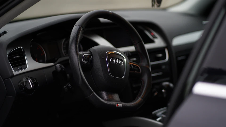 Audi A4 Чорний Винищувач 2