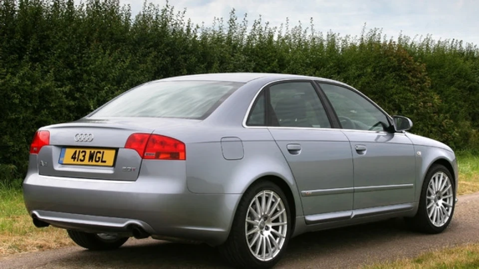 Audi A4 Два срібні літри